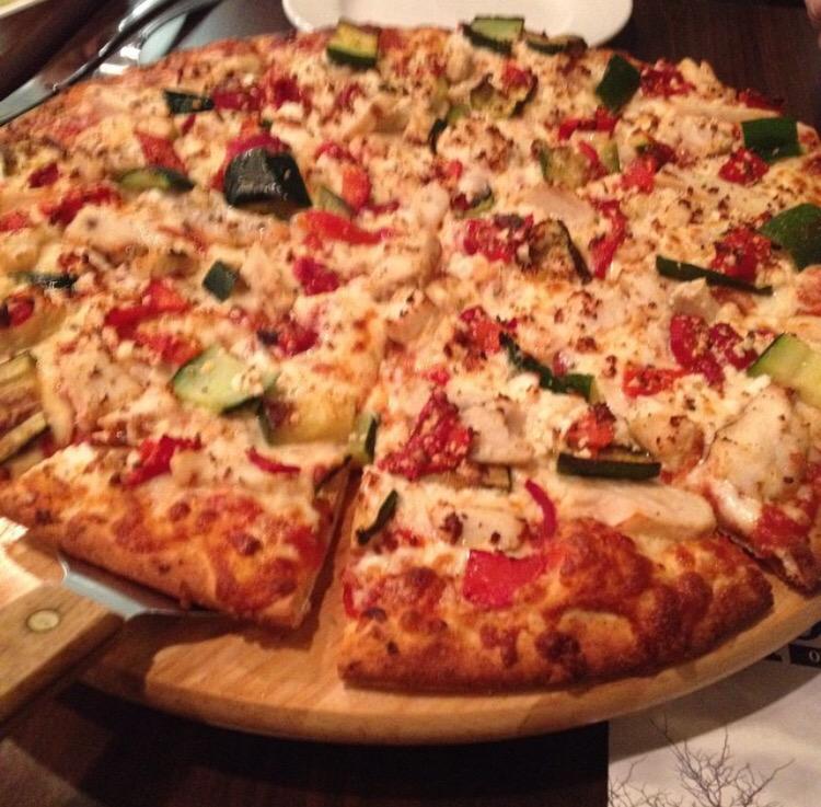 PrimaveraPizza's tweet photo. Yummy Chicken Primavera Pizza #pizza #Waterloo #Kitchener #KWAwesome #WRTalk #wrawesome #KW http://t.co/7ubh7z4b7N