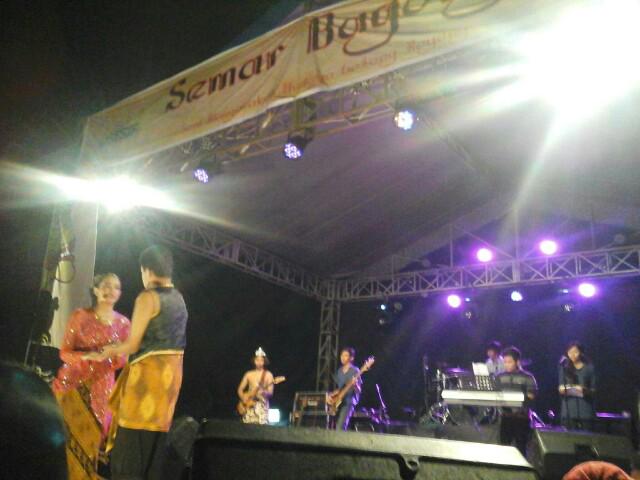 Penampilan selanjutnya dari Keluarga Besar Mahasiswa Fisip <a href="/POSESIF2/">Posesif UNSOED 2015</a> #SEMARBAGONG2015 #posesif2015