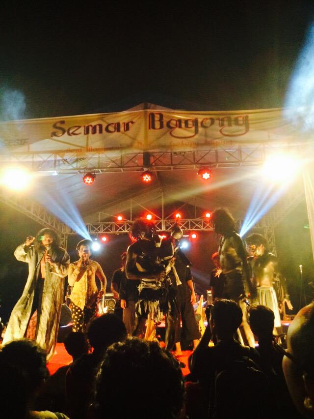 Habis pementasan cowongan, bakal ada perform dari kolaborasi dari semua UKM HMJ fisip.. <a href="/POSESIF2/">Posesif UNSOED 2015</a> #SEMARBAGONG15