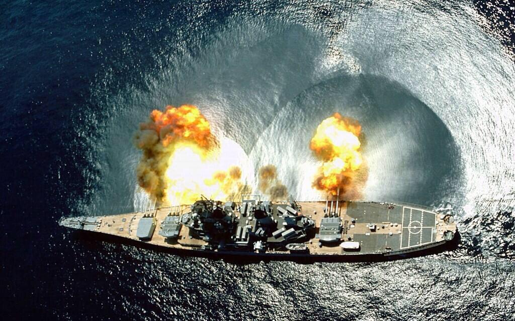 MlLlTARYUSA's tweet photo. The USS Iowa unleashing the force of America 🇺🇸 http://t.co/kEfkLKnEO8