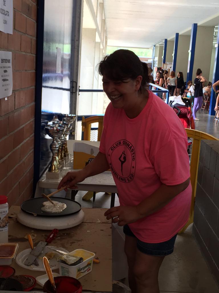 twirlingsfg's tweet photo. La presi fent crepes!!!!!!!!!!
#twirling #Guíxols http://t.co/xrPy7F29FP