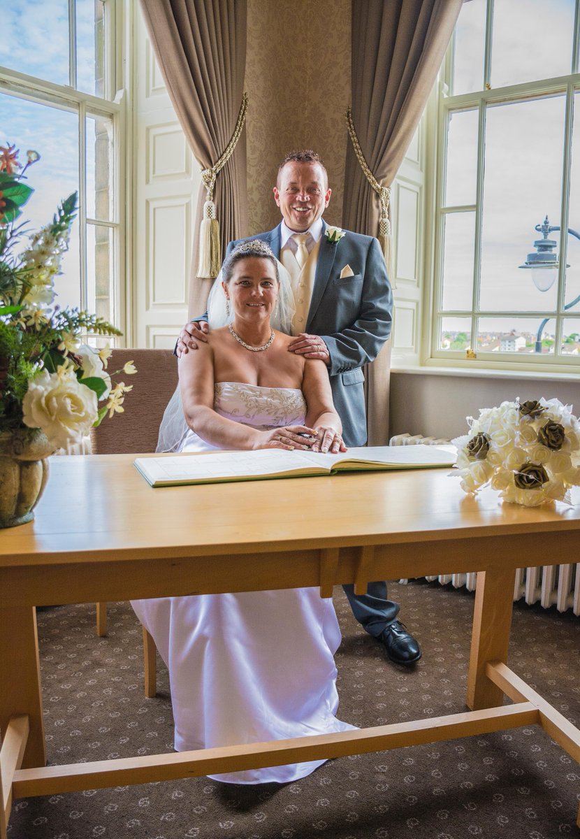 WeddingDayPic's tweet photo. Lovely photo of Simon and Lorraine Anthony on their wedding day... http://t.co/c4Q3SmodUw