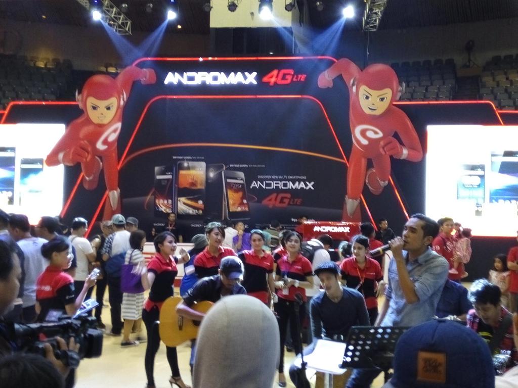 SFSmartMusic's tweet photo. Penampilan asbak band di booth @smartfrenworld #SmartfrenICS #go4Gready #asbakband http://t.co/bumNde3QDL