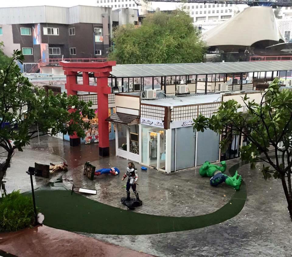 EarthCDBD's tweet photo. เหล่า #AvengersThailand ที่ เมเจอร์รัชโยธิน โดนพายุฝนถล่มที่เหลือรอดเพียงหนึ่งเดียวคือ ธอร์ บุตรแห่งโอดิน cr.Teerapel http://t.co/GV6sT34jgl