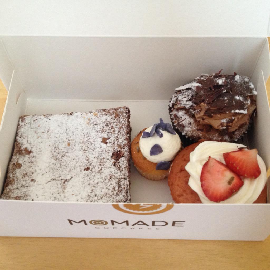 AzulSa's tweet photo. カップケーキブームをフル無視してたのについに手を出してしまった(NYカップケーキとは全く関係無い)
あまりの甘さに1つで脱落。もう1つは明日に回そう… http://t.co/SlVaF6h2Bk