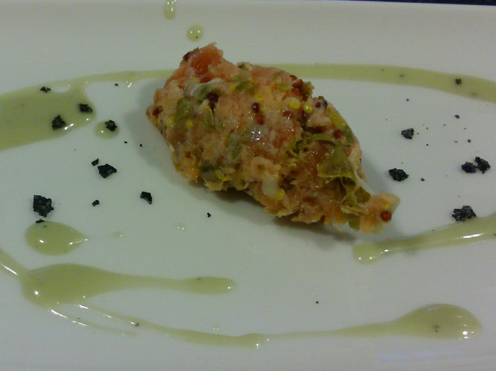 GarridoCocina's tweet photo. Tartar de Salmón, Crema de Queso y Chocolate Blanco @Nicons87 @santizapata222 @luisromanruiz @perezlemoncheff http://t.co/ANmiPtT6W3