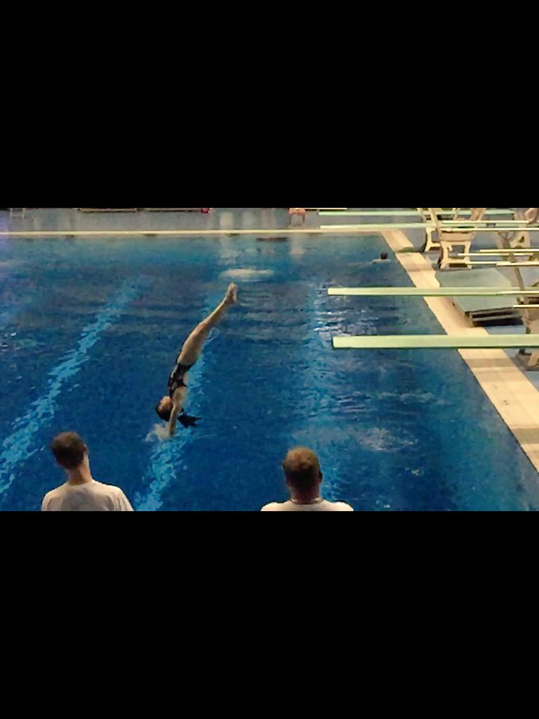 kingyeecheung's tweet photo. probably my best entry on back dive tuck hehe 🐬💦 #201c #diving woop #SheffieldDiving http://t.co/H1Ybuh68Vc
