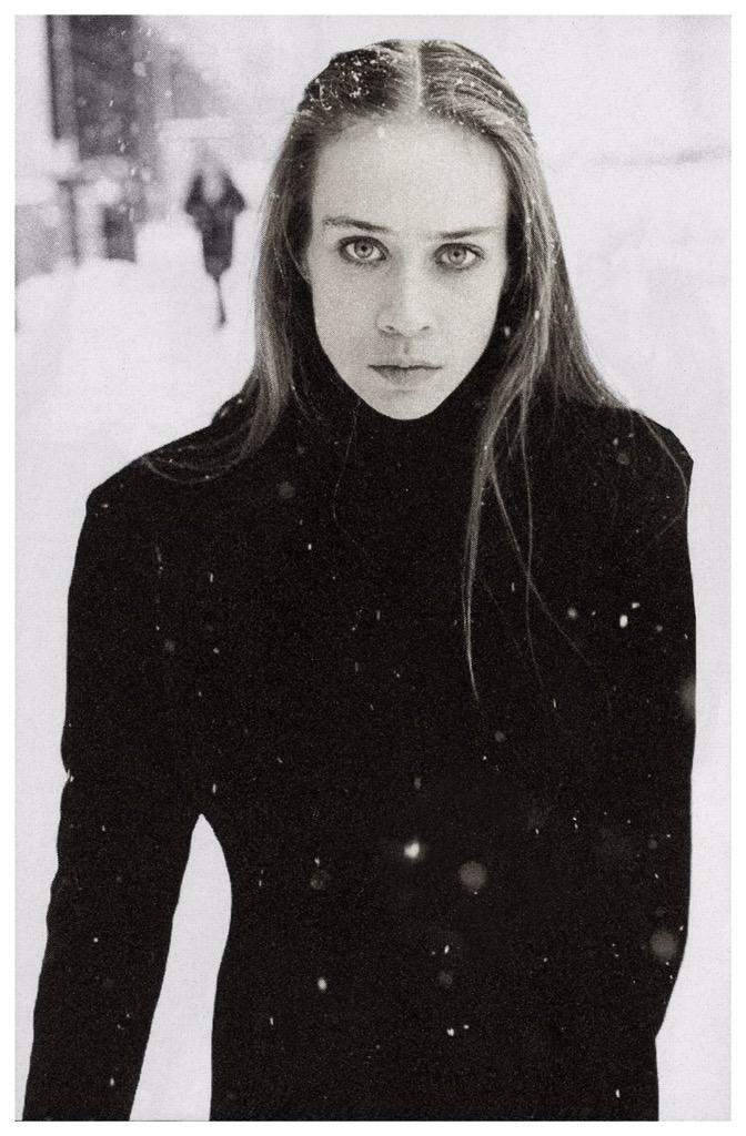 FionaAppleStan's tweet photo. Fiona Apple in snow http://t.co/byJTJ88qaB