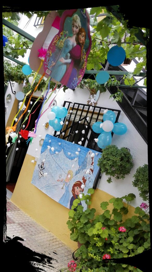 Albertofe_or's tweet photo. Fiesta Frozen para el cumple de Elenita. Gracias a su tata @CristinaDelgam por la decoración. Te lo has currado.TQ http://t.co/gkw1CoVaud
