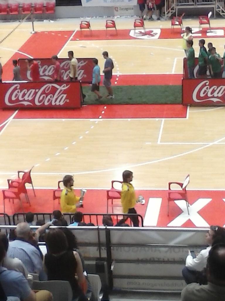 DanielHerreroM's tweet photo. Un aplauso a @kikeramas y @DanielRamas campeones y representantes del futbol sala de Pedrola en la gala de hoy ;) http://t.co/vEwTjm0XjH