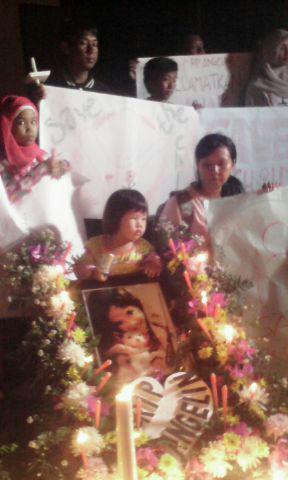 IklanBalikpapan's tweet photo. Sikon 19.40 | Aksi 1000 lilin untuk Angeline #PrayForAngeline di Tugu Australia, Lapmer, Foto: Izul http://t.co/MqvDa0O9ew