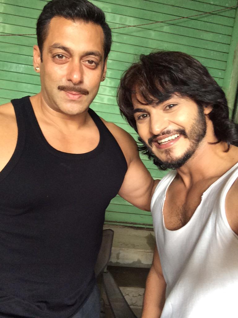 ravibhatia333's tweet photo. Just met world,s most handsome man and the nicest human being @BeingSalmanKhan 😎 http://t.co/KGXPBi8Pqh