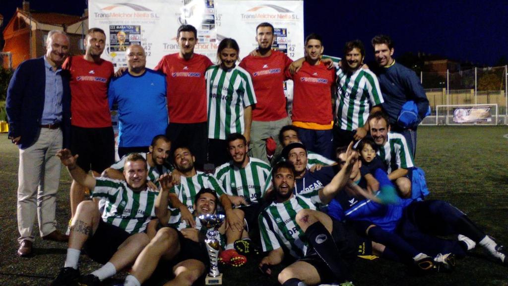 MaratF7Aranjuez's tweet photo. Damos la enhorabuena a los campeones del III Maratón F7 Aranjuez, SMT-CASA PEDRITO. Foto con los campeones!!Equipazo! http://t.co/0fTMiiNyzP