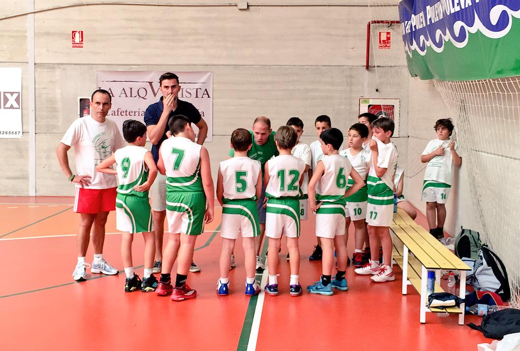 PequeStarMini's tweet photo. Fin 5p final masc @EBGMALAGA - @adesa80balonces 48-32 #PequeStarMini15 http://t.co/CN8nsOKjwt