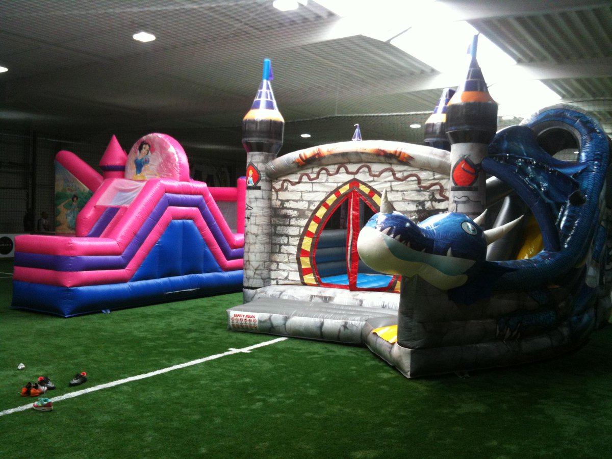diepenbeek's tweet photo. Roze prinsessenkasteel, Vuurspuwende Draak &amp; Piratenschip staan vandaag in de AA Drink Soccer Arena #Genk #Diepenbeek http://t.co/gCgR56km6Z