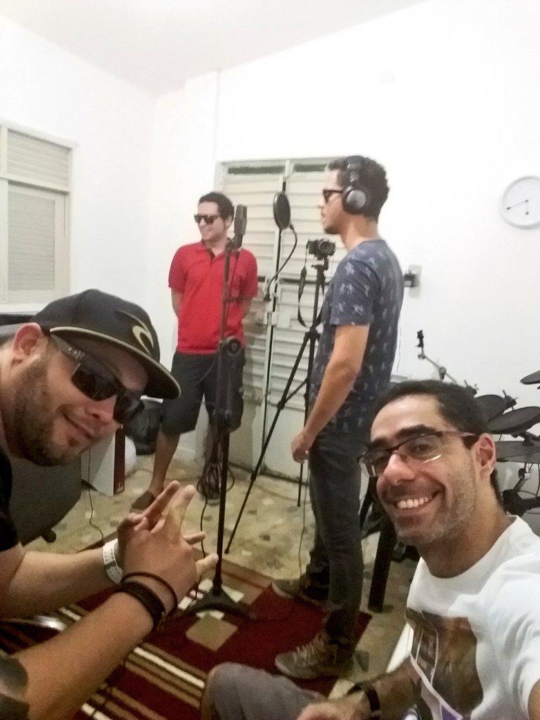Incertoficial's tweet photo. Gravação finalizada e estamos extremamente felizes com nossa vitória. Rumo a novos horizontes. http://t.co/475IUX8NcJ