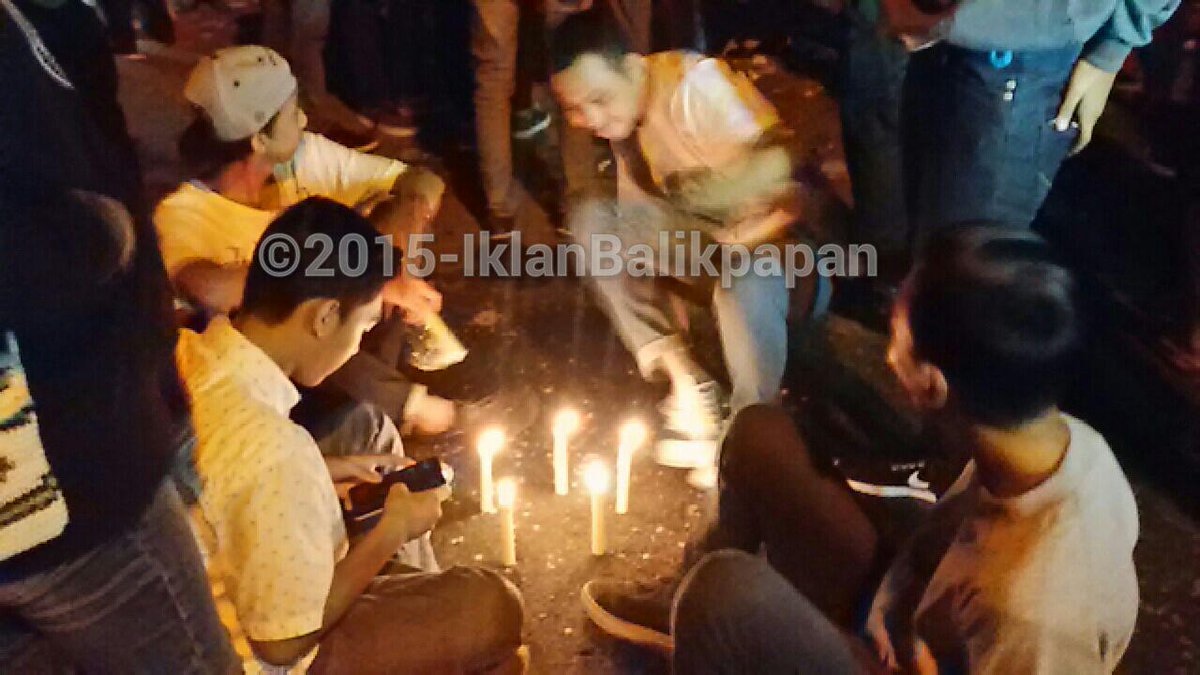 IklanBalikpapan's tweet photo. Sikon 20.30 | Mereka membakar Lilin sebagai aksi solidaritas untuk #RIPAngeline #PrayForAngeline, Foto: Ibnu http://t.co/GhQWlRJSeW