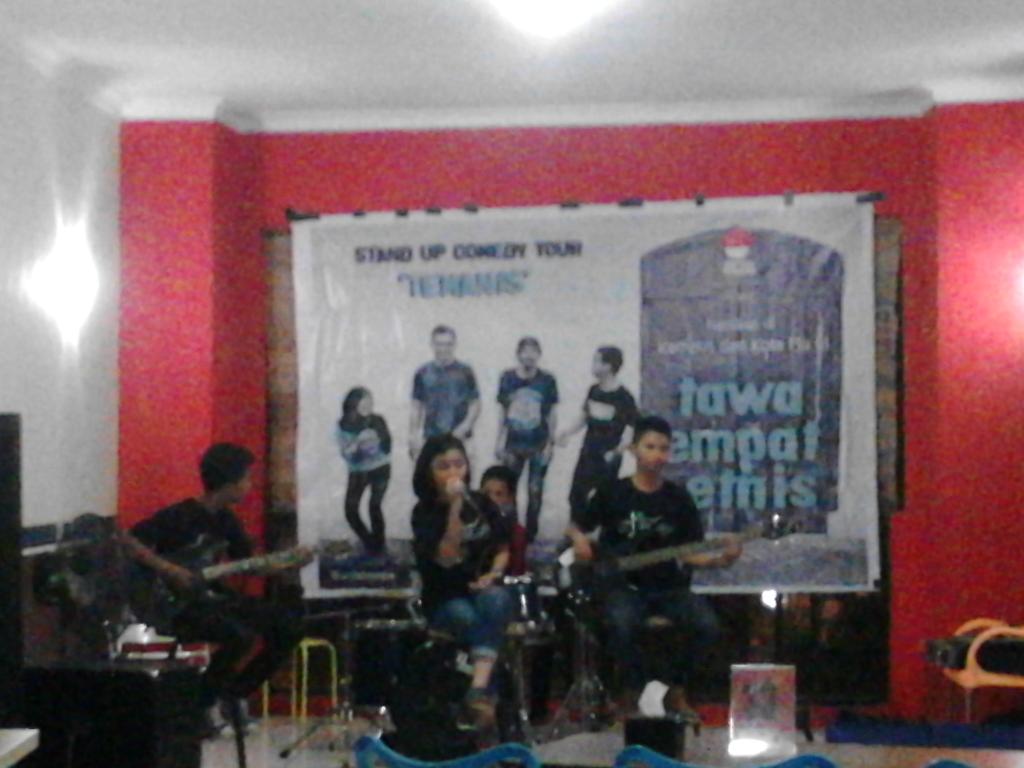 "Tawa empat etnis" dibuka oleh Sinac band, ade-ade yang kreatif juga manis-manis pas dengan tema malam ini TEMANIS =)