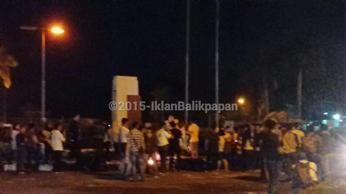 IklanBalikpapan's tweet photo. Sikon 20.43 | Aksi solidaritas #RIPAngeline #PrayForAngeline di Tugu Australia selesai, saatnya mengumpulkan sampah http://t.co/DycFscs8ch