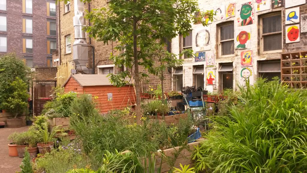 outtothestreets's tweet photo. #Garden 14: Dalston East Curve Garden #OGSW15 @OpenSquares http://t.co/4BxnHGCXeG