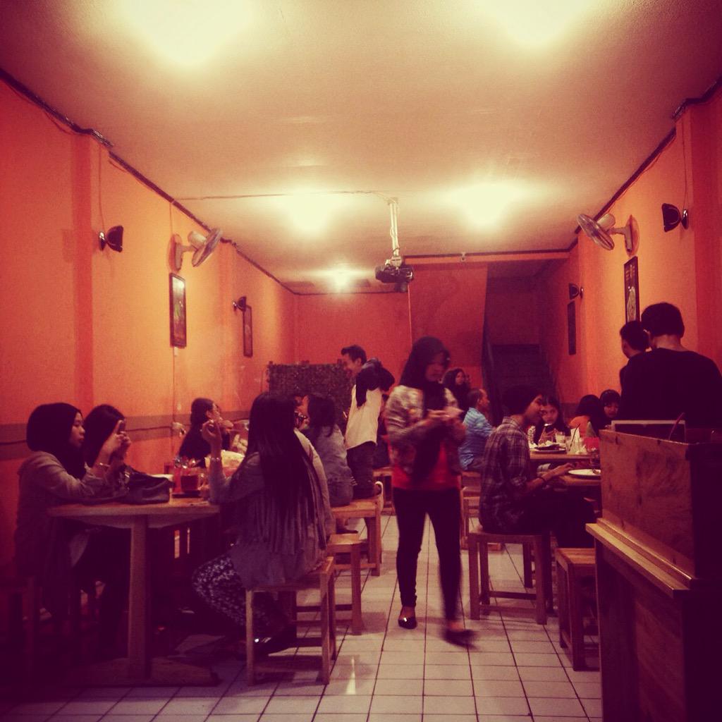 ezzaa's tweet photo. Trimakasih para pelanggan😊 #sukabumi #kuliner http://t.co/IYsJNlMOOF