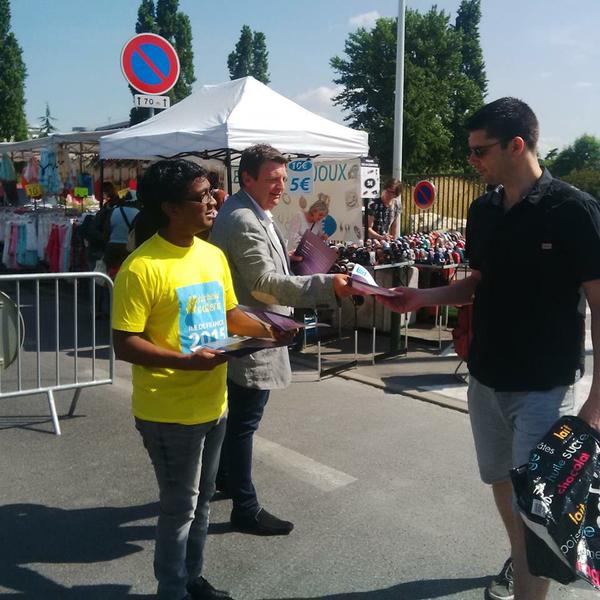 Valeraille2015's tweet photo. Les équipes de street marketing continuent à assurer la promo de mon film #Valeraille de Versailles! #Pécresse #IDF http://t.co/GnwE7Es99Y