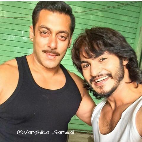 RaviBhatia_FC's tweet photo. Ravi's new offscreen pic with the most handsome and nicest person this planet .
For me Bhaijaan is god 🙏
Killer duo http://t.co/hEUpcwFABJ