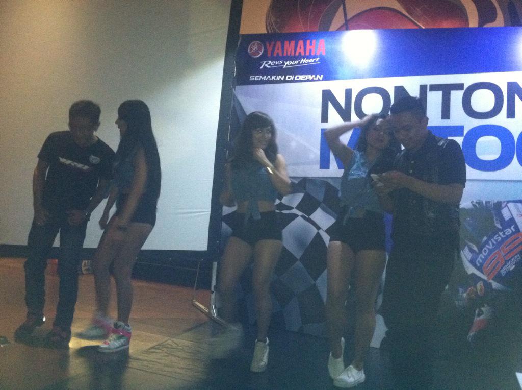 detiksport's tweet photo. Dance performance dari model-model @MaleMagazine ini membuat suasana #NobarMotoGP #YamahaGPmania hebooh! http://t.co/FhBNuxw1eF