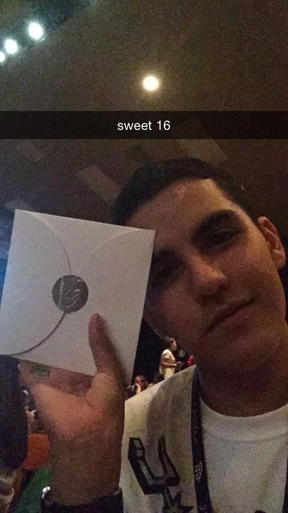 mxtxpapi's tweet photo. when people not in the #2015TXGD don't understand what the sweet 16 is... http://t.co/V7lzYqYbe4