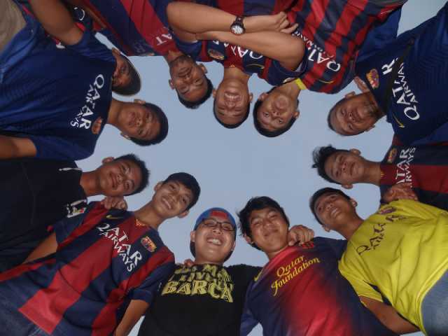 CulesPlered's tweet photo. Cules Plered Munggahan.  

#ViscaBarca http://t.co/ZMkzRcIRCw