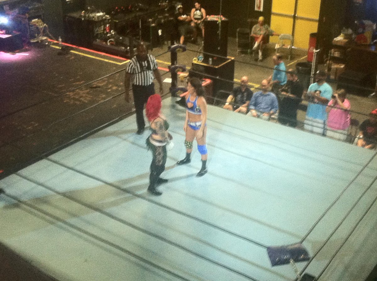 divadirt's tweet photo. The two face off as we are underway! #QOC6 http://t.co/bfNWMgJtgE