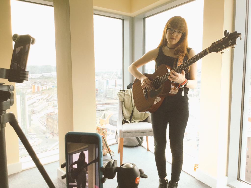 GarethTSq's tweet photo. What a lovely way to spend a Sunday evening - thank you @elliemakesmusic! @ParrotScope http://t.co/xcNYekjfPr