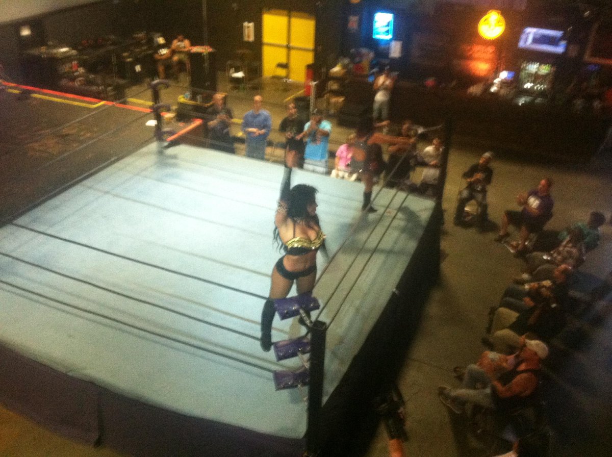 divadirt's tweet photo. Mandy Leon picks up the win! #QOC6 http://t.co/3uHNhiSyfS