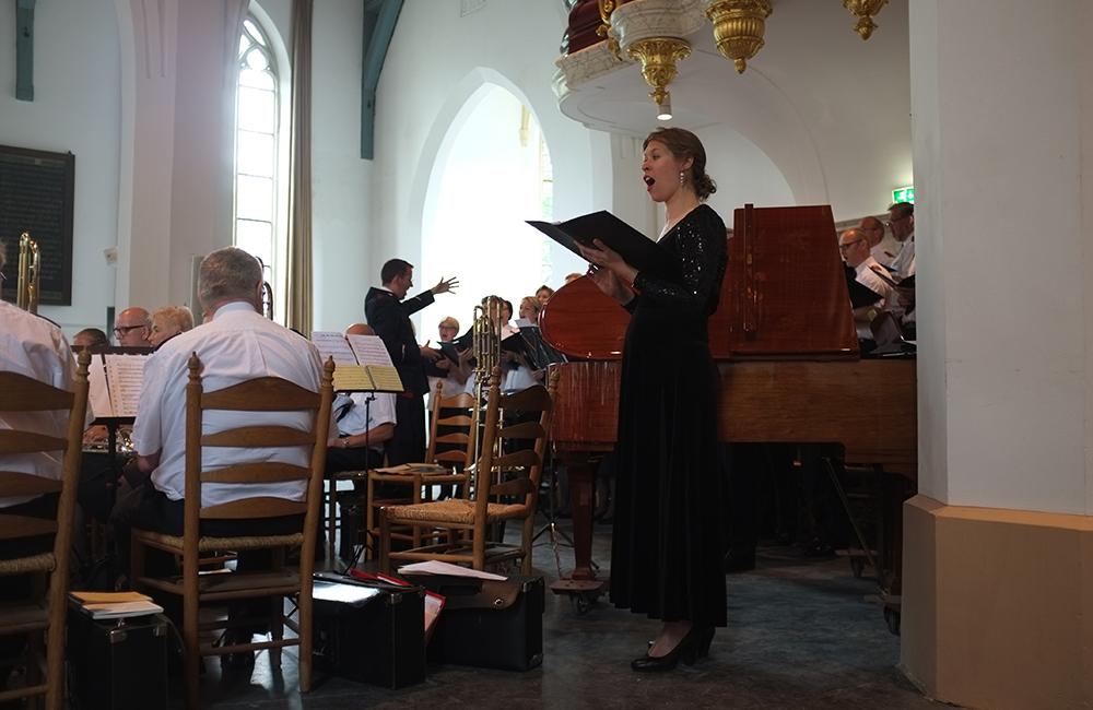 Foto: mezzosopraan <a href="/EJEBrown/">Emma Brown</a> en de <a href="/StaffSongsters/">adamstaffsongsters</a> van het <a href="/LegerdesHeils/">Leger des Heils</a> in de Dorpskerk in Katwijk aan den Rijn.