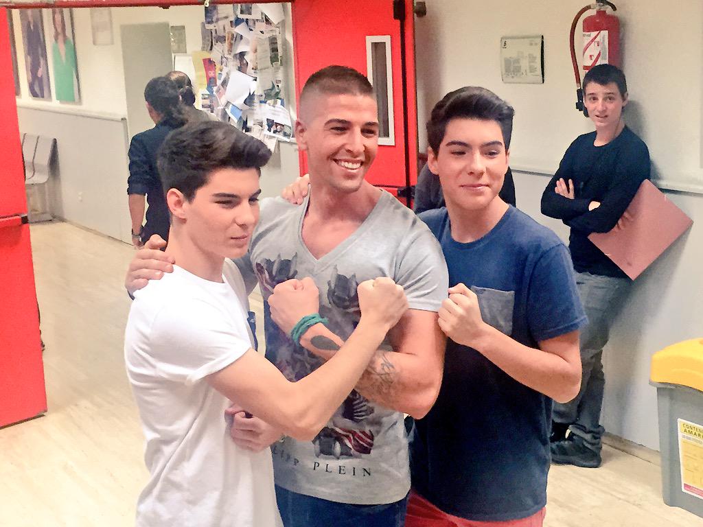 DloProducciones's tweet photo. ¡Ya tenemos a los chicos por los pasillos de @telecincoes! #NoHayNadieComoTu #DebateSV9 #GemeliersEnSupervivientes http://t.co/cn6nMgbsfn