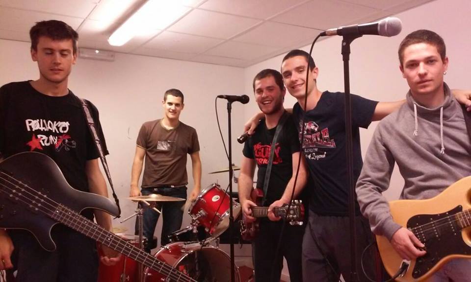 Bueltan gara peña! hilabete batzuk daramagu lokalean kaña ematen bateri jole berriarekin, Ioar!