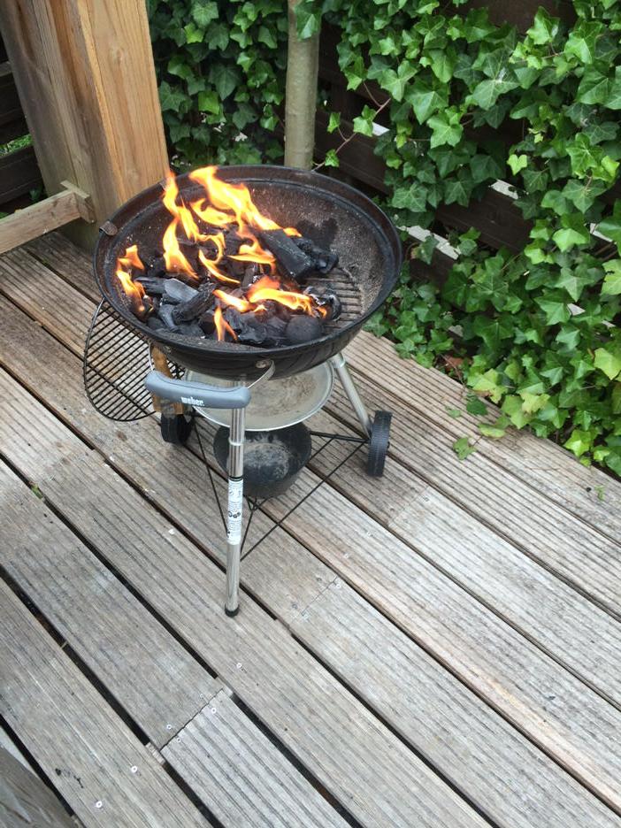 NicvanRij's tweet photo. Ff genieten, #bbq http://t.co/RI4kkXQCMy