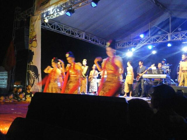 Selanjutnya ada A.D.C     tampil di drama musikal the legend of baturaden #SEMARBAGONG2015 #posesif2015 <a href="/POSESIF2/">Posesif UNSOED 2015</a>