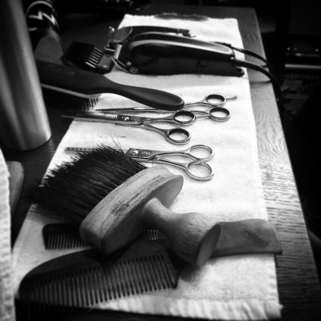 RBEhotels's tweet photo. A little off the top? Complimentary cuts from our #bluvip barber. Just grab a flyer from 1 of the #lcm show spaces http://t.co/FY0zpye38E