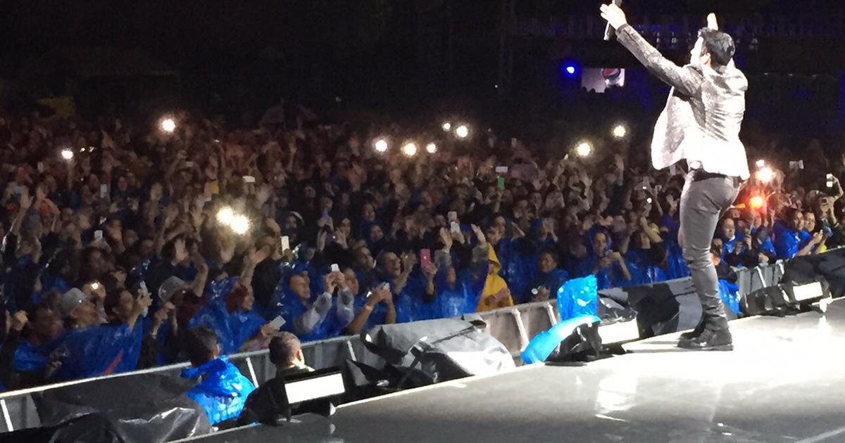 CHAYANNEMUSIC's tweet photo. Les mando muchos abrazos a mi gente de #Honduras!! Aqu�� algunos videos del concierto! Click: http://t.co/DJfdbB5IJx http://t.co/ERi91zJatf