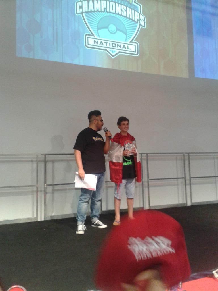 CartasPokemon's tweet photo. Entrega de premios tcg #NazionaliPokemon15 http://t.co/DhL6ZHvGUI