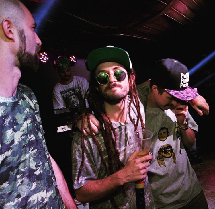 minecustom's tweet photo. A MINE estava presente ontem no show da @conecrewdir 👊🏻🎤 http://t.co/o33zLQrjpB