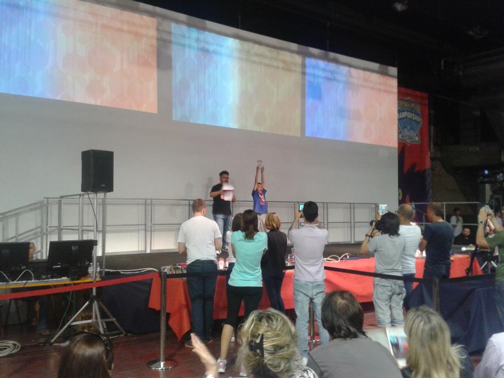CartasPokemon's tweet photo. Entrega de premios tcg #NazionaliPokemon15 http://t.co/DhL6ZHvGUI