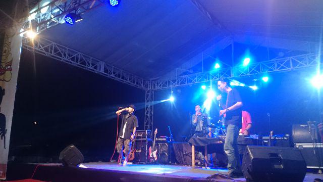 Ini dia yg di tunggu2 perform dari last scientist di <a href="/POSESIF2/">Posesif UNSOED 2015</a> #SEMARBAGONG2015