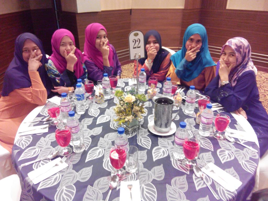 syamimimomot's tweet photo. Thank you Mawar. #dinnerkolejmawar #intekmaresort #makanmacambelesaka http://t.co/dTarbjT3lC