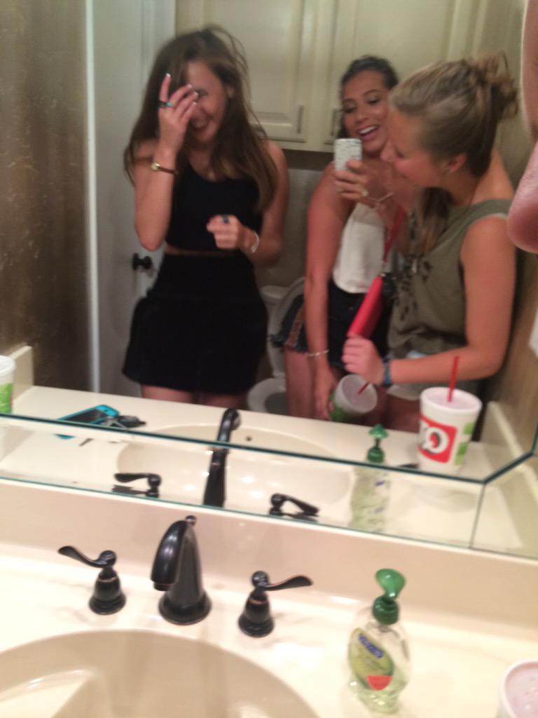 kathleennlynn's tweet photo. solid pix w my gurls 🌸 http://t.co/5QTEUsWJwC