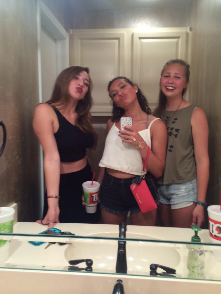 kathleennlynn's tweet photo. solid pix w my gurls 🌸 http://t.co/5QTEUsWJwC