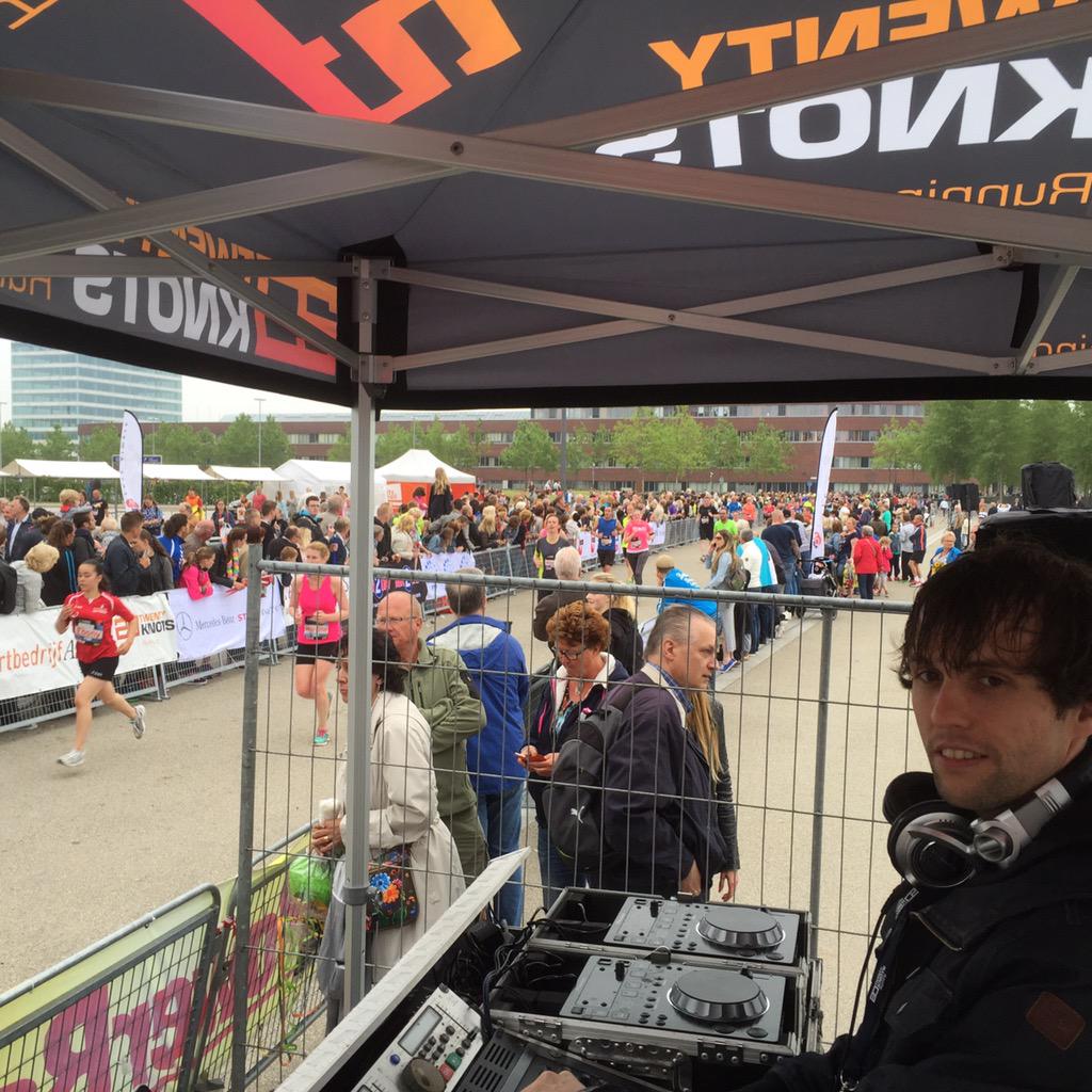 SpeakerBert's tweet photo. De sfeer zat er bij de @almerecityrun vandaag flink in door de juiste muzikale keuze van @djsytse http://t.co/jfAvdaW0CL