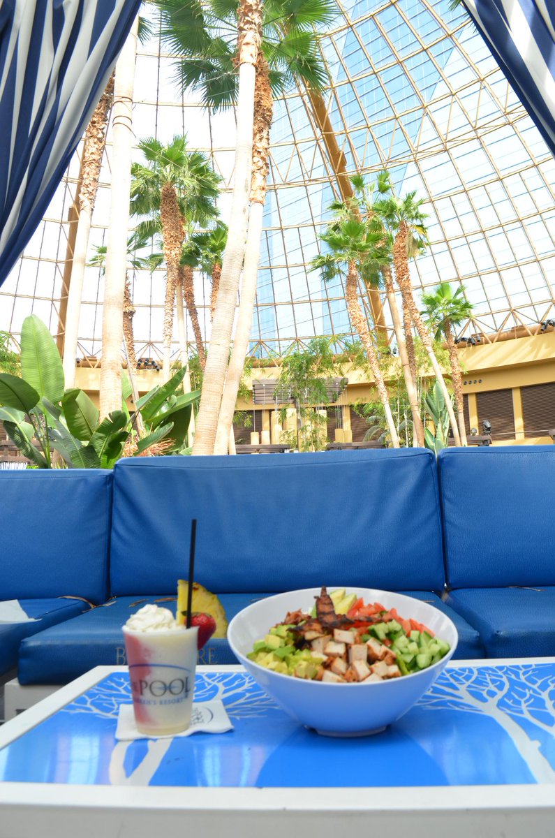 harrahsresort's tweet photo. Lunch is served pool side every day from 11:30am-5pm! #poolsidesnacks http://t.co/PpIWnhbh0a http://t.co/EDEOCFKQek