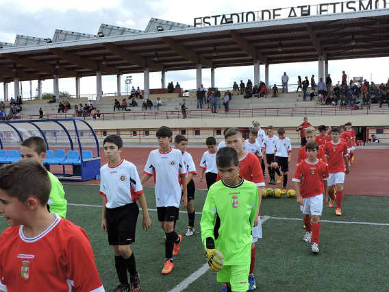 RivasFutbolClub's tweet photo. Comienza el partido entre la @ArgandaEF y @rsda_oficial del grupo B.
#ITorneoClausuraRivas http://t.co/IuRc73FqmS